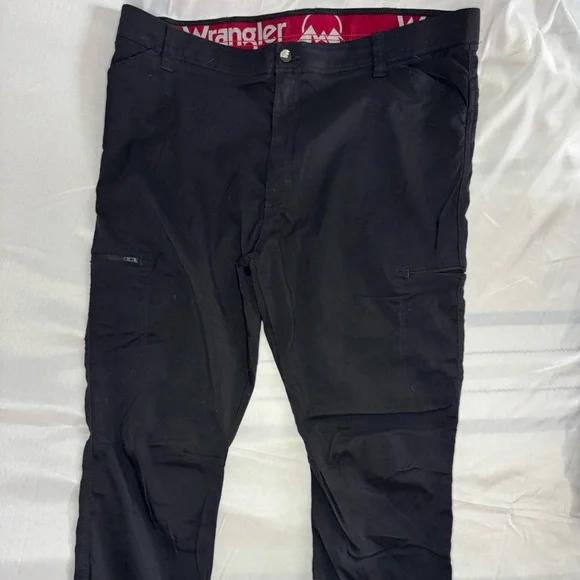 Wrangler Men's Black Cargo Pants Size 44/30 #84 - Picture 1 of 4